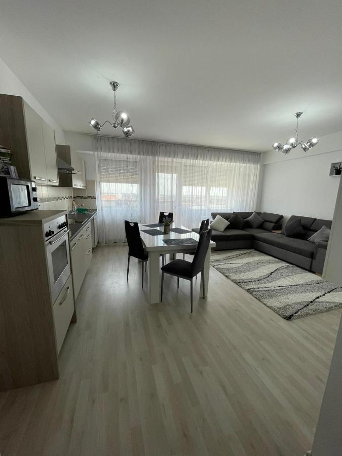 Class Deluxe Apartments Орадя Экстерьер фото