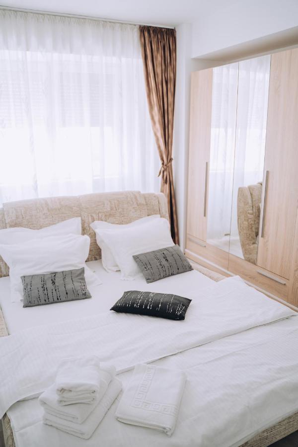 Class Deluxe Apartments Орадя Экстерьер фото