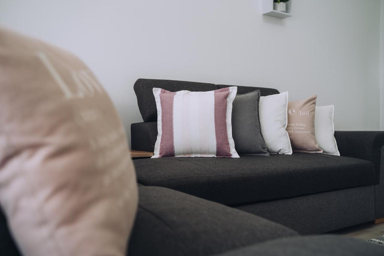 Class Deluxe Apartments Орадя Экстерьер фото