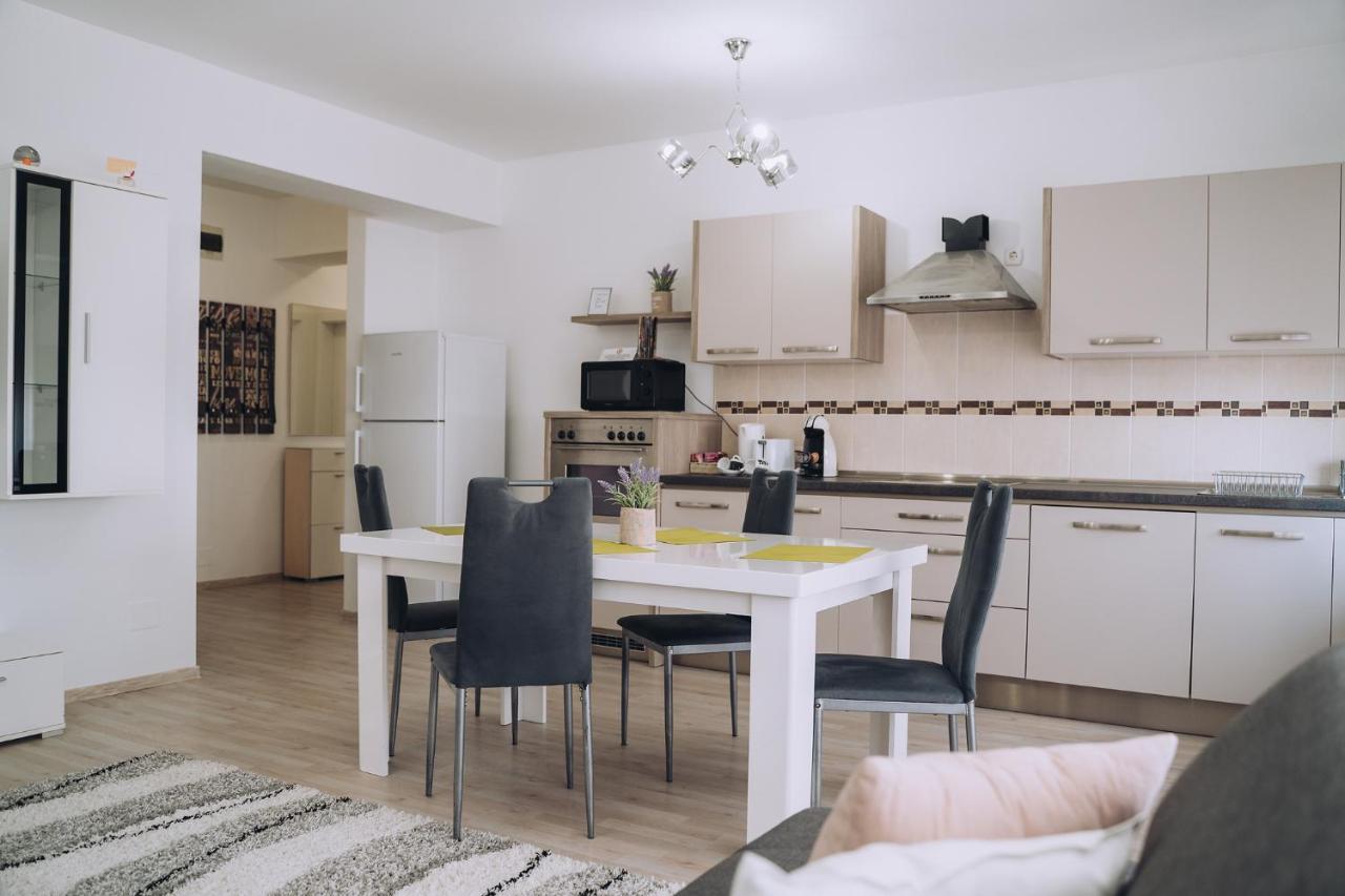 Class Deluxe Apartments Орадя Экстерьер фото