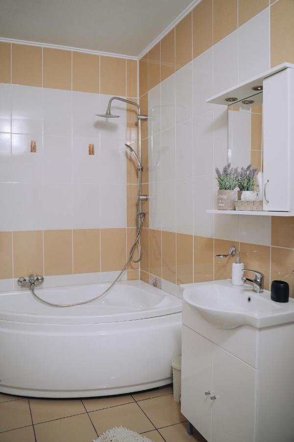 Class Deluxe Apartments Орадя Экстерьер фото