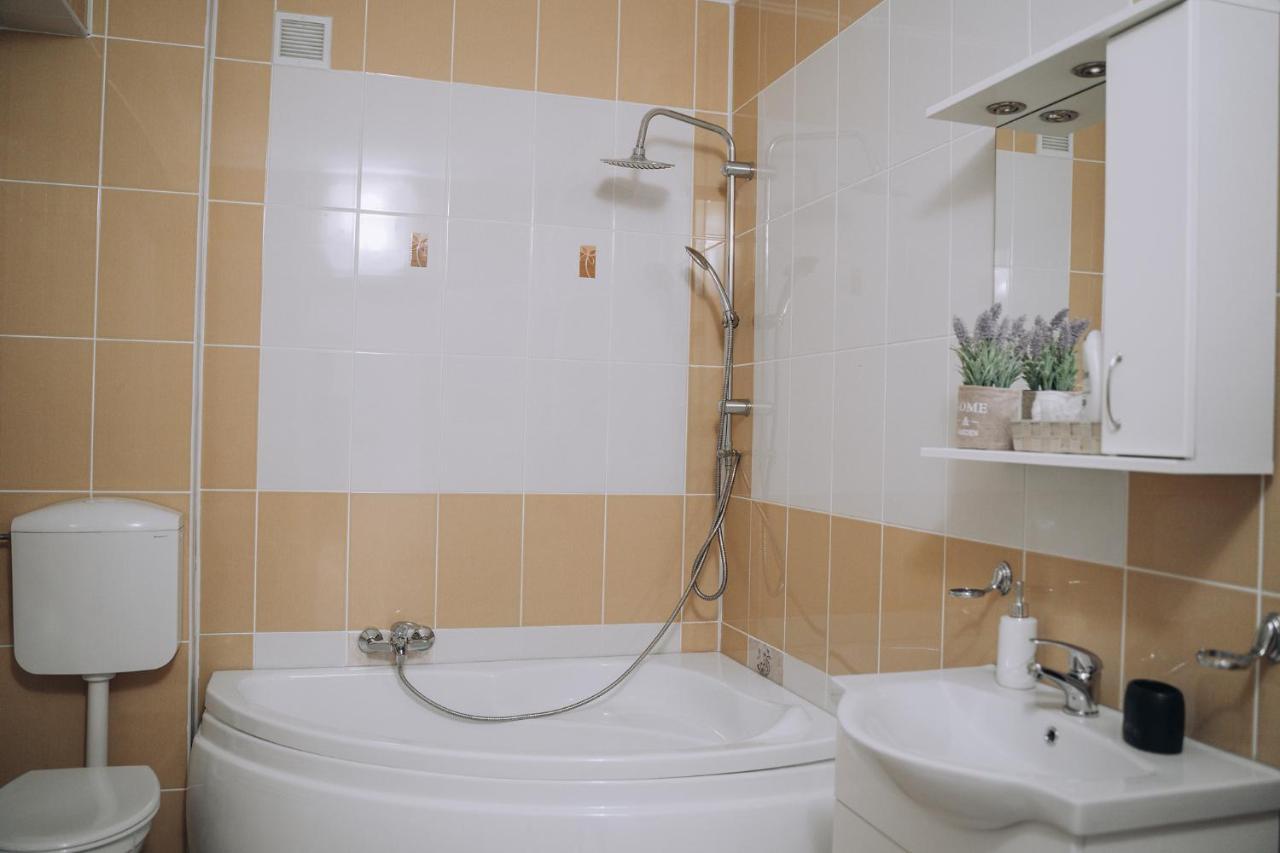 Class Deluxe Apartments Орадя Экстерьер фото