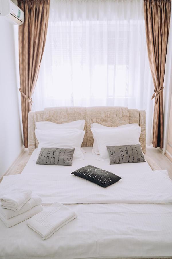 Class Deluxe Apartments Орадя Экстерьер фото