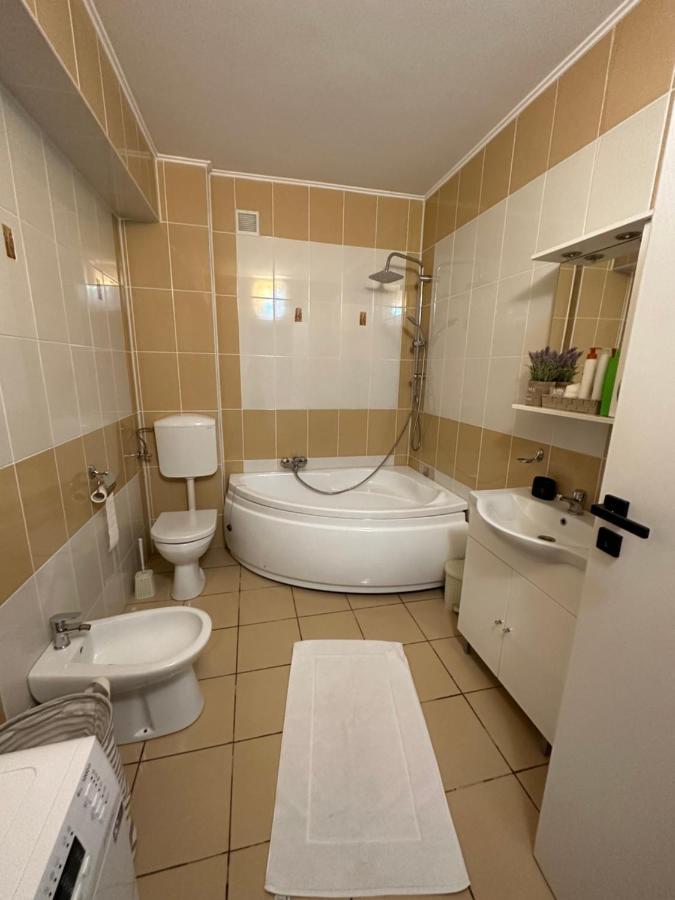 Class Deluxe Apartments Орадя Экстерьер фото