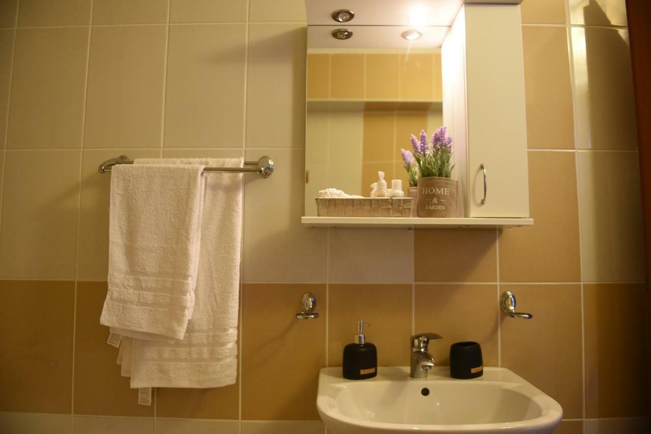 Class Deluxe Apartments Орадя Экстерьер фото